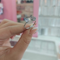 Anillo Semi Abierto Trébol y Piedrita. - comprar online