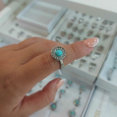 Anillo con Piedra Turquesa y Blancas Encastradas.