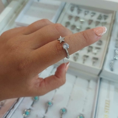 Anillo Semi Abierto con Estrella y Piedrita.