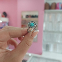 Anillo con Piedra Turquesa y Blancas Encastradas. - comprar online
