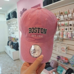 Gorra de Dama Bordada "Boston" Rosa Claro. - comprar online