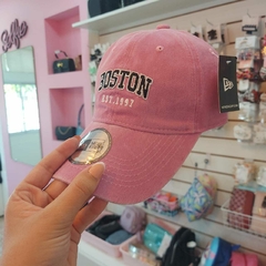 Gorra de Dama Bordada "Boston" Rosa Claro. en internet
