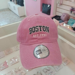 Gorra de Dama Bordada "Boston" Rosa Claro.