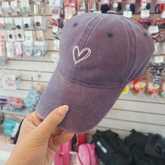 Gorra de Dama Bordada con Corazón. en internet