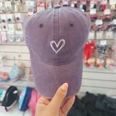 Gorra de Dama Bordada con Corazón. - comprar online