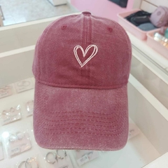 Gorra de Dama Bordada con Corazón. - Santa Rita Joyas y Accesorios