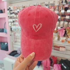 Gorra de Dama Bordada con Corazón. - comprar online