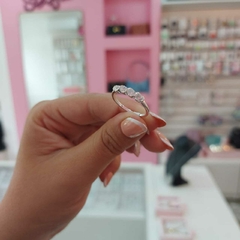 Anillo Tipo Entrelazado con Piedras Blancas. en internet