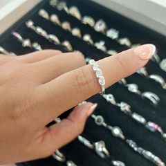 Anillo Tipo Entrelazado con Piedras Blancas.