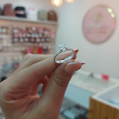 Anillo con Piedra Blanca Encastrada y Brillito. - comprar online