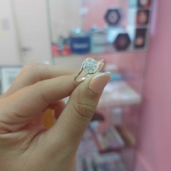 Anillo Flor con Piedritas. - comprar online