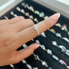 Anillo con Piedra Blanca Encastrada y Brillito.