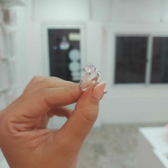 Anillo Anchito con Piedra Blanca Encastrada. en internet