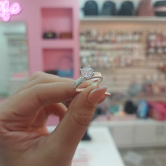 Anillo Anchito con Piedra Blanca Encastrada. - comprar online
