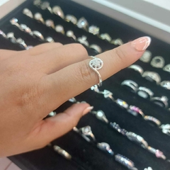 Anillo Flor con Piedritas.