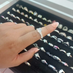 Anillo Anchito con Piedra Blanca Encastrada.