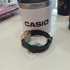 Reloj de Dama Casio Negro con Detalles en Marrón. - Santa Rita Joyas y Accesorios
