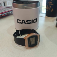 Reloj de Dama Casio Negro con Detalles en Marrón. en internet