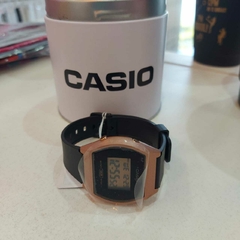 Reloj de Dama Casio Negro con Detalles en Marrón. - comprar online
