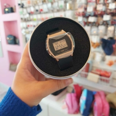 Reloj de Dama Casio Negro con Detalles en Marrón.