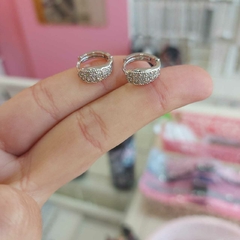 Argollitas Cliker con Piedritas Blancas.
