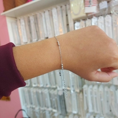 Pulsera Fina con Pelotitas.