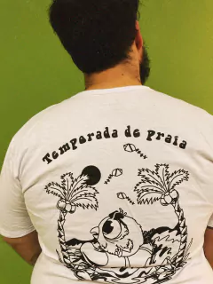 Camiseta T-shirt - Temporada de Praia | Branca | ÚLTIMAS UNIDADES - Caju Vibes