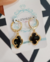 Brinco trevo com pedra preta folheado a ouro 18k