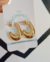 Brinco gota arredondada folheado a ouro 18k