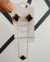 Colar trevos de pedras pretas folheado a ouro 18k