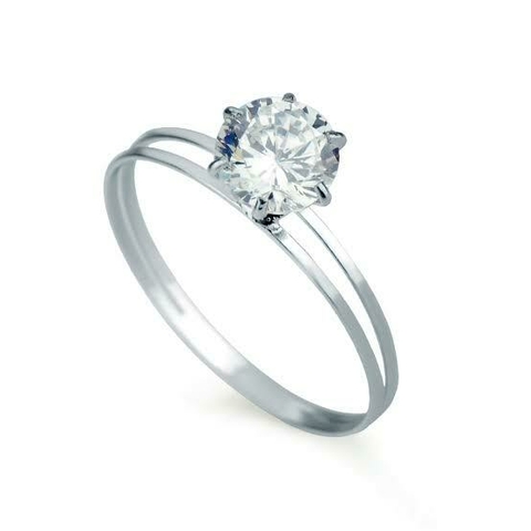 Anel solitário em prata com pedra cravejada, apresentando design elegante e moderno.