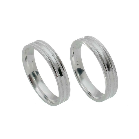 Alianças de namoro em prata com detalhes texturizados e acabamento brilhante.