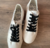 Tenis Mickey Mouse blanco y negro