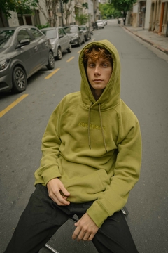 HOODIE OVER OLIVA “CUERDOS”