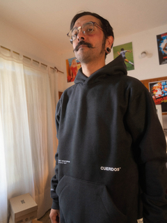 HOODIE PAREL NEGRO “CUERDOS” en internet
