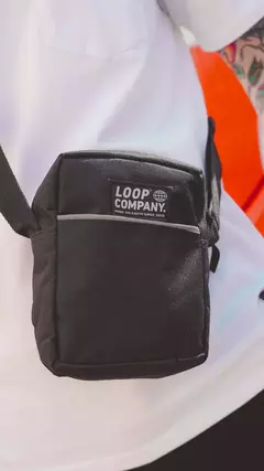 Riñonera mini messenger negro reflectivo “LOOP” en internet