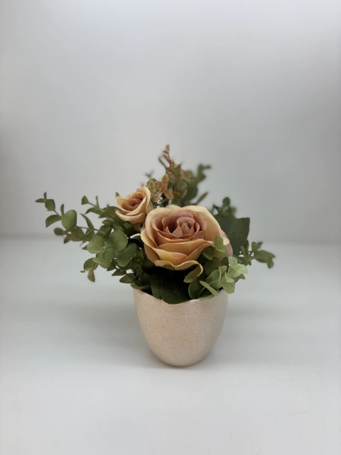 Vaso com Rosas brancas e folhagens na internet