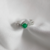Anel Diamantes e Esmeralda. Ouro branco 18k. Em estoque.