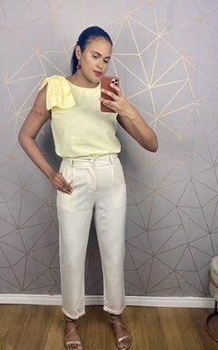 Blusa com aplicação de laço na internet