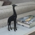ESCULTURA GIRAFA PRETA 30CM na internet