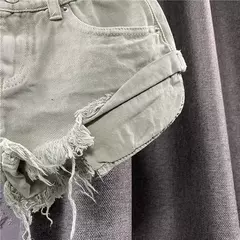 Shorts Cortos Rasgados con Borlas
