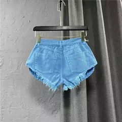 Shorts Cortos Rasgados con Borlas en internet