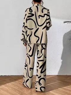Conjunto con estampado elegante para mujer