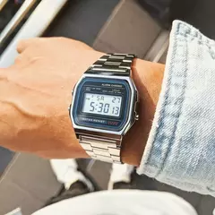 Reloj de pulsera de acero inoxidable digital.