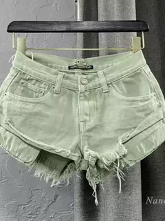 Imagen de Shorts Cortos Rasgados con Borlas