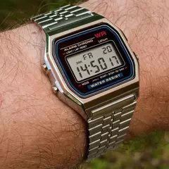 Reloj de pulsera de acero inoxidable digital.