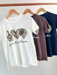 t-shirt branca - paz amor e cavalo