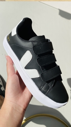 Tenis Vert Preto com Branco na internet