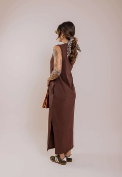 Vestido Longo Cavado com Bolso - Mocha Mousse na internet