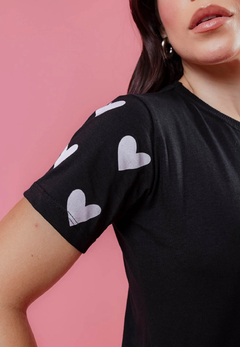 T-Shirt - Corações na Manga - comprar online